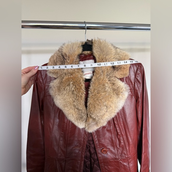 VINTAGE CHERRY RED LEATHER COAT W/ FUR TRIM - Picture 5 of 6